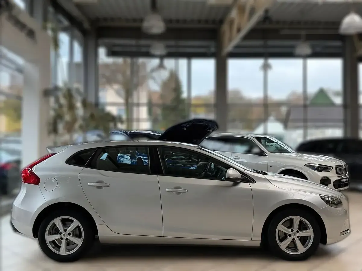 Gebraucht Volvo V40 Kinetic 150 PS (110 kW) 2017 Silber metallic