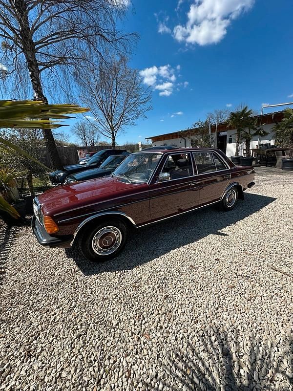 Rot Gebraucht 1983 Mercedes 240 Limousine | 13.280 € - Bild 1/4