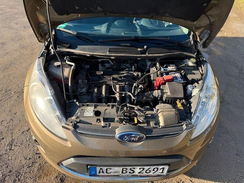 Gebraucht Ford Fiesta Titanium 82 PS (60 kW) 2012 Braun Kleinwagen