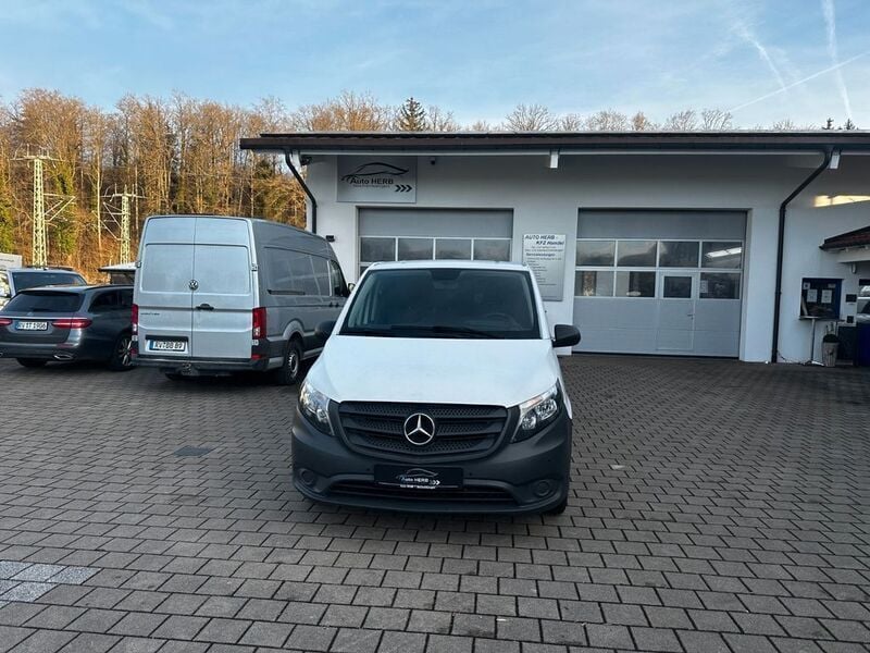 Weiß Gebraucht 2017 Mercedes Vito Van / Kleinbus | 12.900 € (Fairer Preis) - Bild 1/4