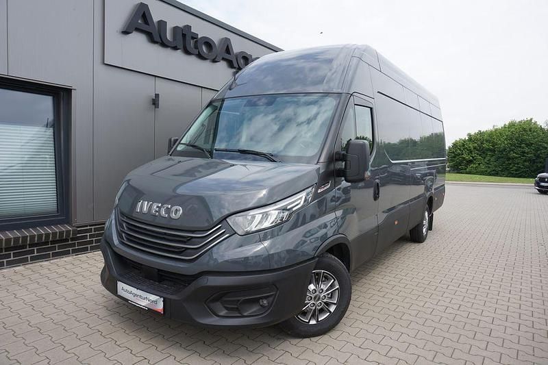Grau Gebraucht 2024 Iveco Daily Van / Kleinbus | 48.950 € (Teuer) - Bild 1/4