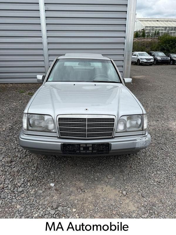 Grau Gebraucht 1994 Mercedes 200 Limousine | 2.300 € - Bild 1/4