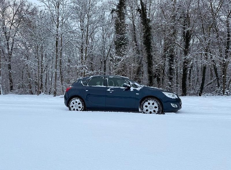 Gebraucht Opel Astra 120 PS (88 kW) 2011 Blau Kleinwagen