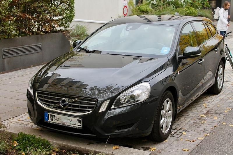 Grau Gebraucht 2011 Volvo V60 Drive Kinetic Kombi | 8.399 € (Fairer Preis) - Bild 1/4