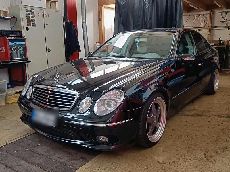 Grün Gebraucht 2002 Mercedes E320 AMG Limousine | 7.700 € - Bild 1/4