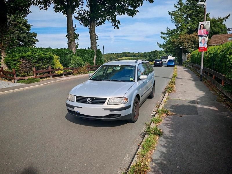 Silber Gebraucht 2000 VW Passat Kombi | 600 € (Superpreis) - Bild 1/4