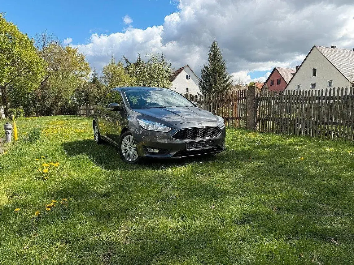Gebraucht Ford Focus Business Edition 120 PS (88 kW) 2015 Grau Limousine
