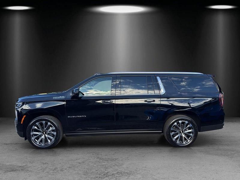 Neu Chevrolet Suburban 426 PS (313 kW) 2025 Schwarz SUV