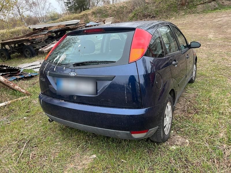 Usata Ford Focus 100 CV (73 kW) 2001 Blu Berlina