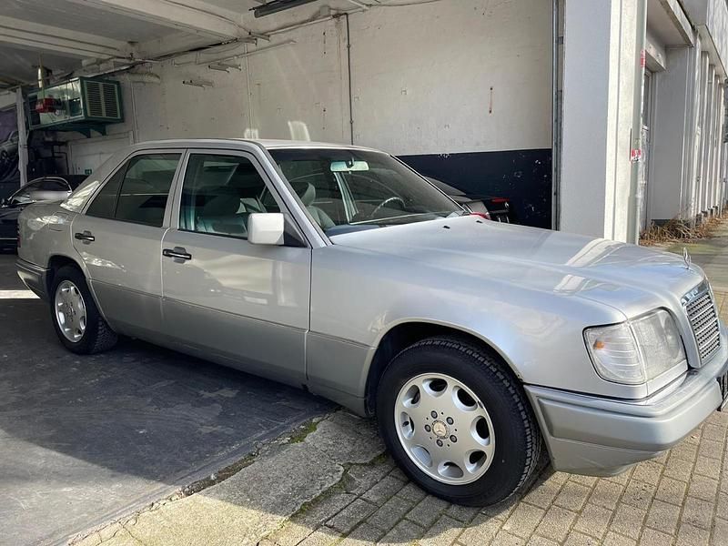 Usata Mercedes E280 193 CV (141 kW) 1994 Argento Berlina