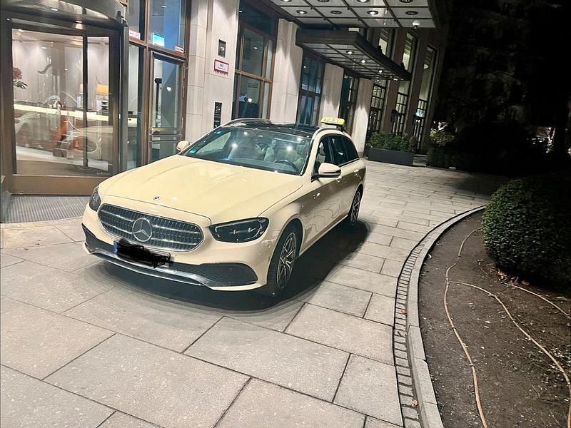 Beige Gebraucht 2023 Mercedes E220 Limousine | 38.500 € - Bild 1/4