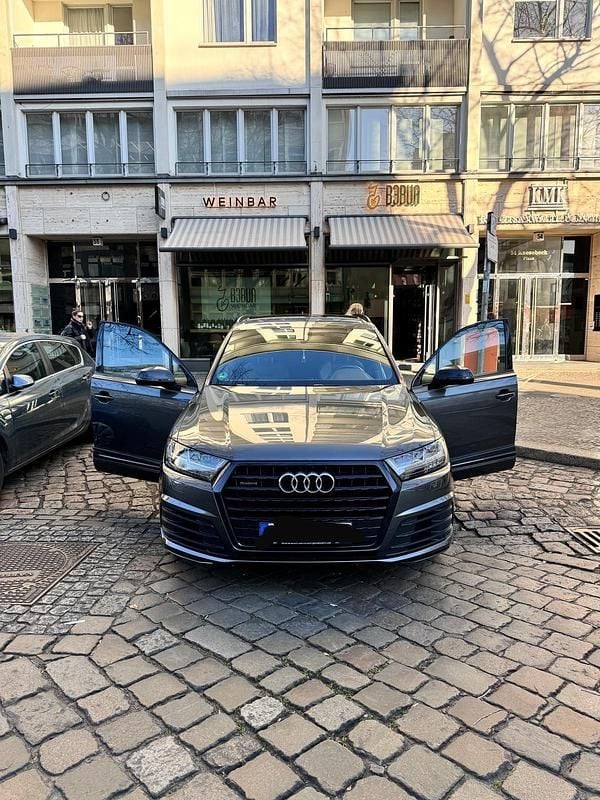Grau Gebraucht 2019 Audi Q7 SUV | 36.000 € (Guter Preis) - Bild 1/4