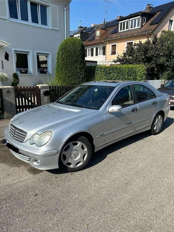 Grau Gebraucht 2005 Mercedes C180 Classic Limousine | 9.499 € - Bild 1/4
