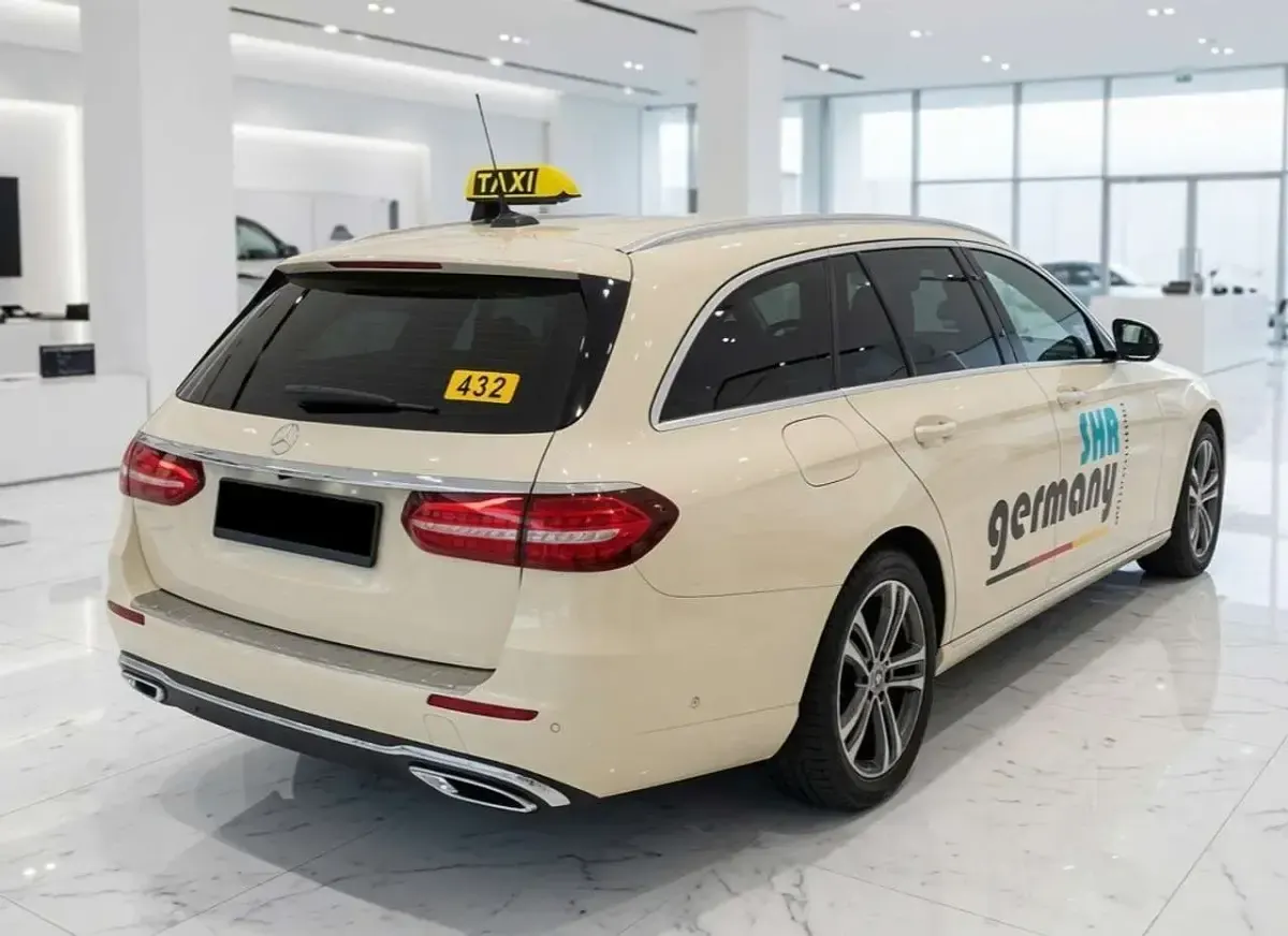 Gebraucht Mercedes E220 Avantgarde 194 PS (142 kW) 2023 Beige Kombi