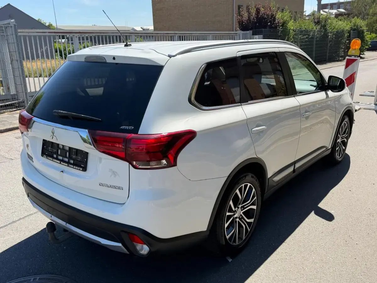 Gebraucht Mitsubishi Outlander Plus 150 PS (110 kW) 2015 Weiß SUV