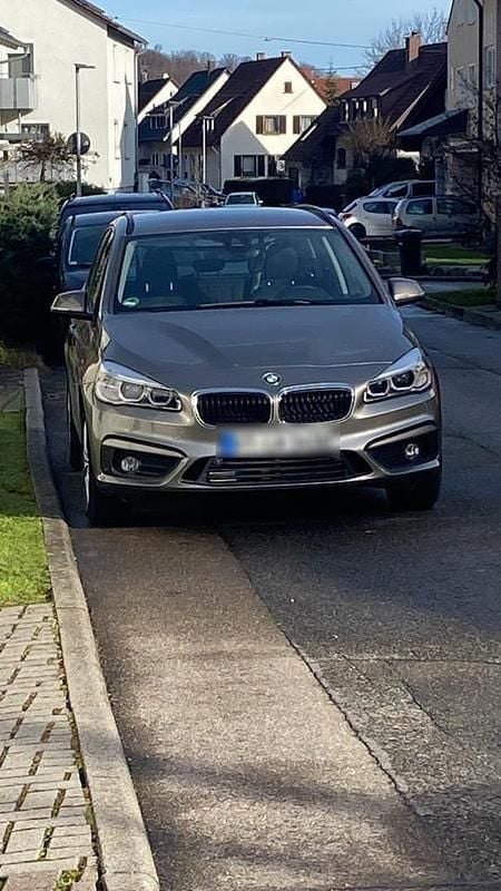 Grau Gebraucht 2017 BMW 218 Active Tourer Van / Kleinbus | 16.500 € (Fairer Preis) - Bild 1/4