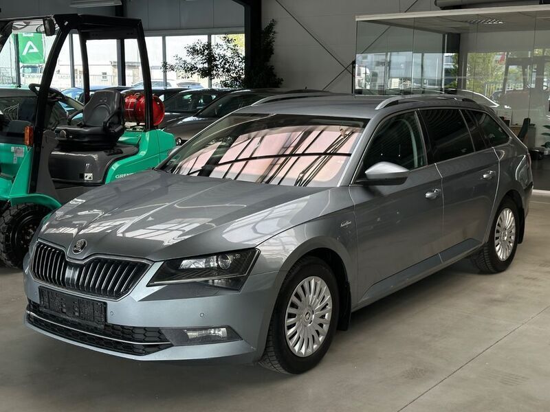 Grau Gebraucht 2017 Skoda Superb LAURIN & KLEMENT Kombi | 9.900 € - Bild 1/4