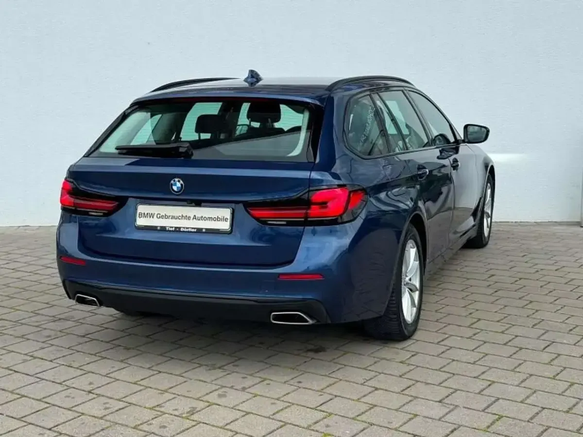 Gebraucht BMW 520 Sport Line 190 PS (139 kW) 2023 Phytonicblau metallic Kombi