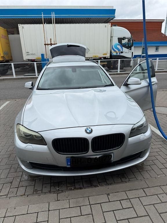 Silber Gebraucht 2011 BMW 520 Sport Line Limousine | 8.000 € (Guter Preis) - Bild 1/4