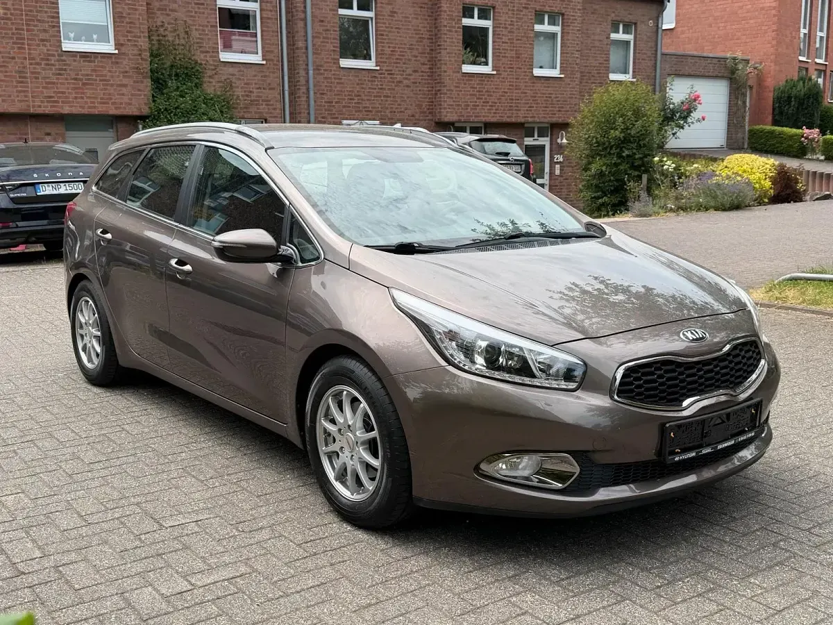 Gebraucht Kia Ceed 135 PS (99 kW) 2013 Braun Kleinwagen