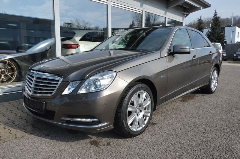 Grau Gebraucht 2011 Mercedes E300 Limousine | 8.990 € (Superpreis) - Bild 1/4