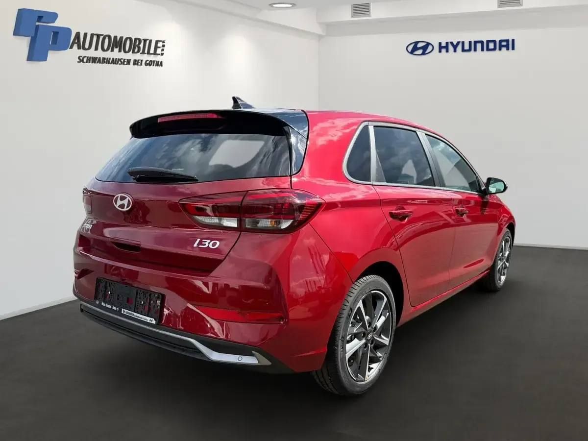 Gebraucht Hyundai i30 Advantage 101 PS (74 kW) 2024 Ultimate red Limousine