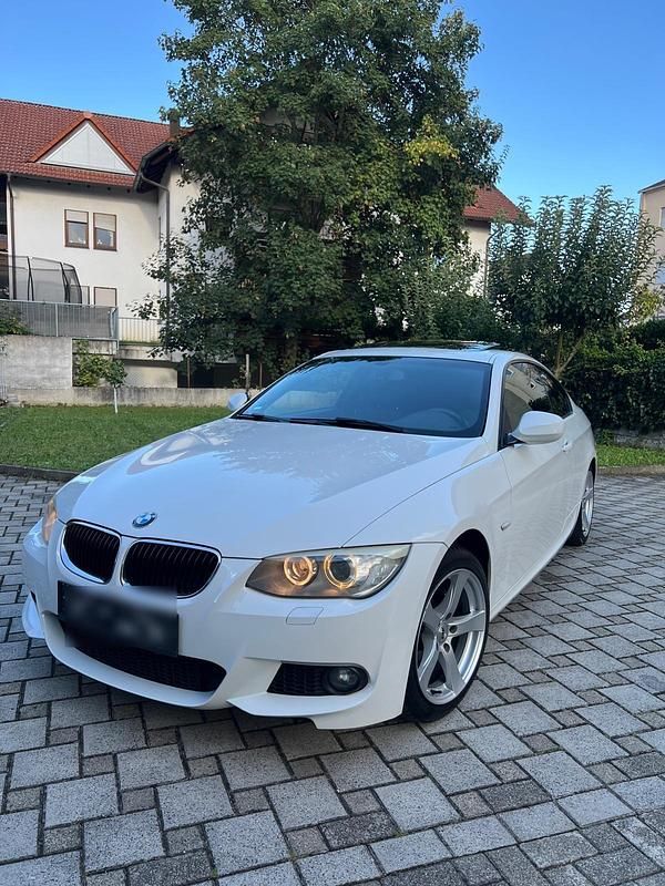 Weiß Gebraucht 2010 BMW 320 M Sport Coupé | 7.850 € (Guter Preis) - Bild 1/4