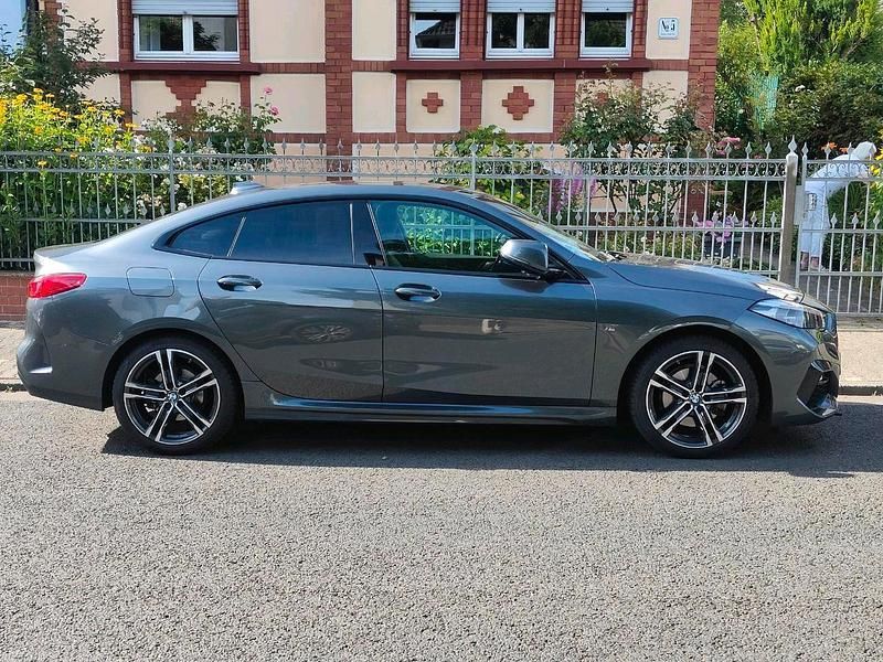 Silber Gebraucht 2020 BMW 218 Sport Line Coupé | 22.750 € - Bild 1/4