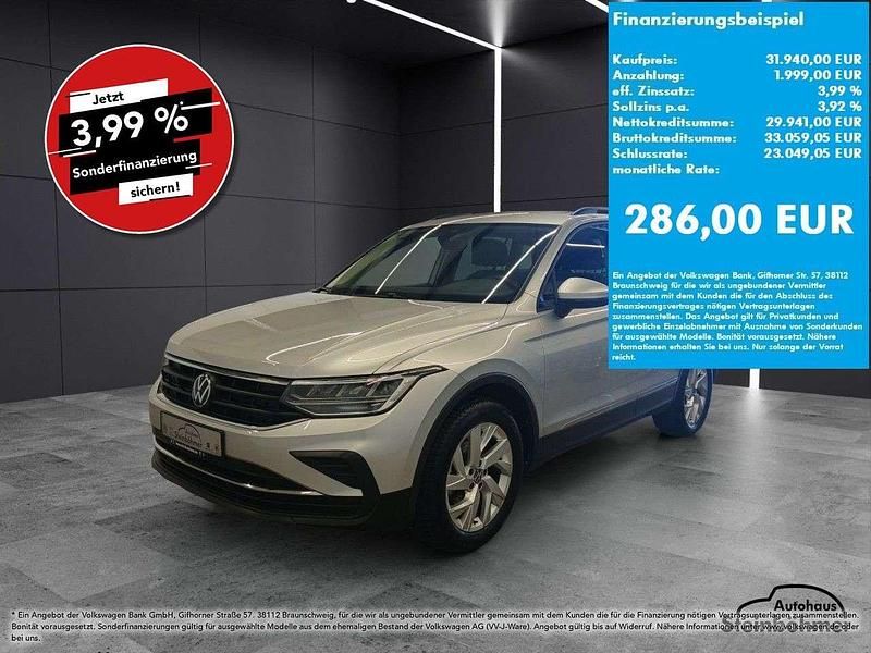 Reflexsilber (silber) Gebraucht 2024 VW Tiguan Life SUV | 31.440 € (Guter Preis) - Bild 1/4