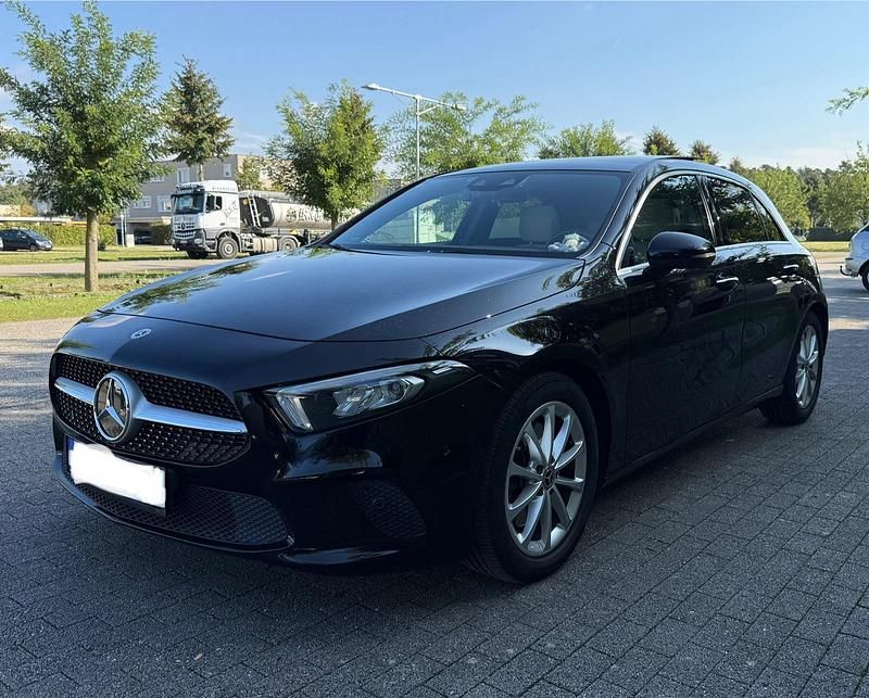 Schwarz Gebraucht 2020 Mercedes A250 Kleinwagen | 28.000 € (Fairer Preis) - Bild 1/4