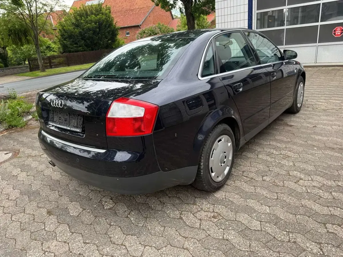Używany Audi A4 131 KM (96 kW) 2001 Czarny Sedan/Limuzyna