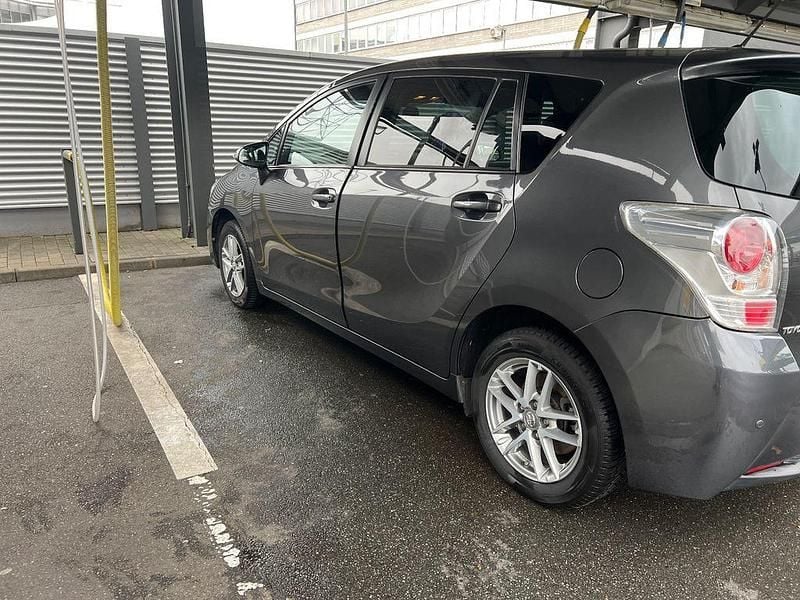 Grau Gebraucht 2015 Toyota Verso Skyview Edition Van / Kleinbus | 12.500 € (Guter Preis) - Bild 1/4