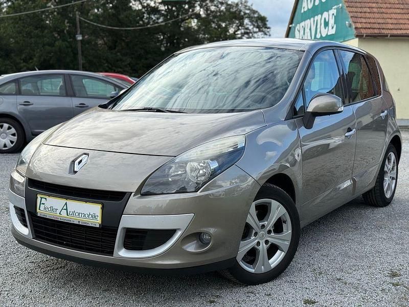 Braun Gebraucht 2011 Renault Scénic III Luxe Van / Kleinbus | 5.490 € (Fairer Preis) - Bild 1/4