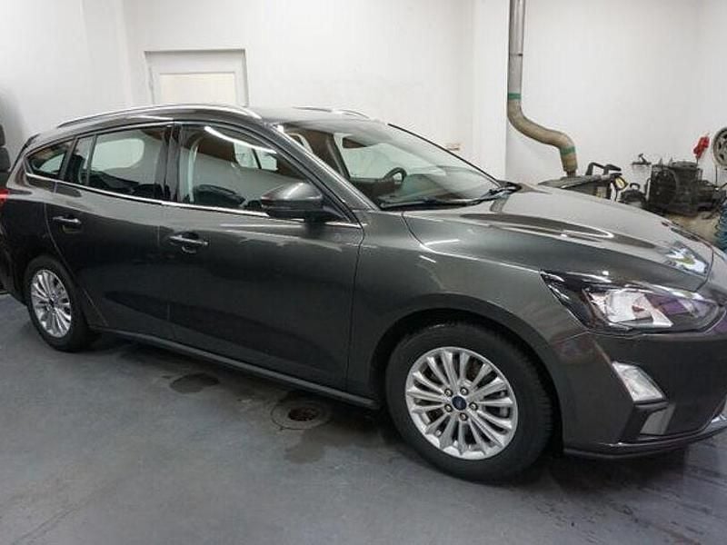 Grau Gebraucht 2019 Ford Focus Titanium Limousine | 15.990 € (Etwas zu teuer) - Bild 1/4