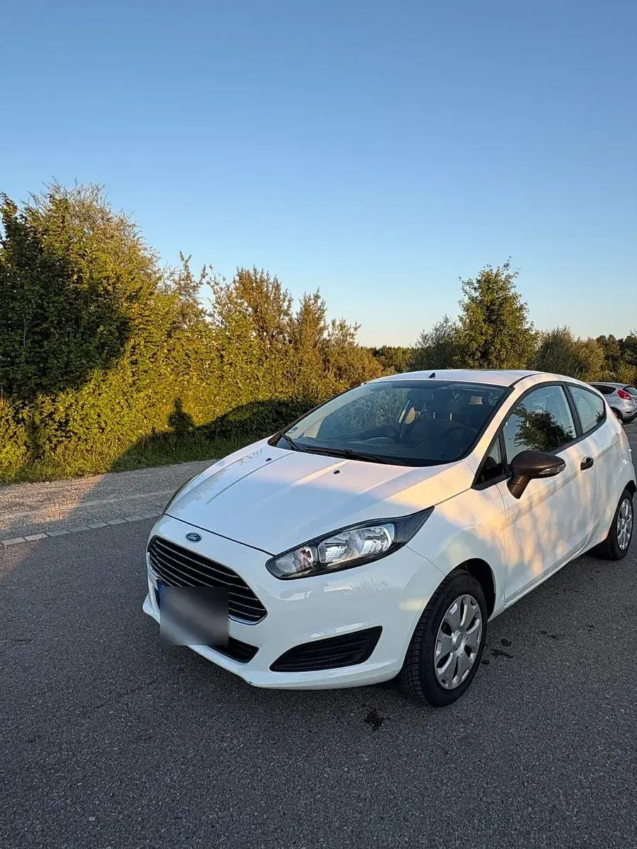 Gebraucht Ford Fiesta 60 PS (44 kW) 2014 Weiß Kleinwagen