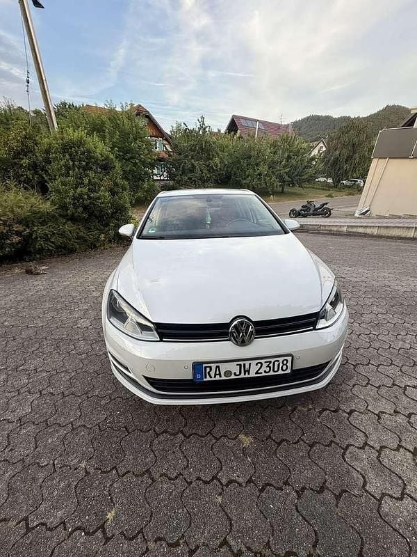 Weiß Gebraucht 2014 VW Golf VII Comfortline Kleinwagen | 10.000 € (Fairer Preis) - Bild 1/4