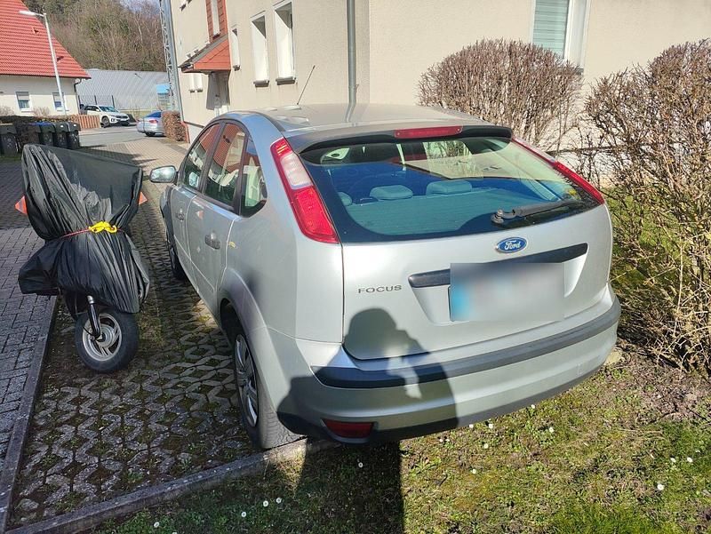 Gebraucht Ford Focus 100 PS (73 kW) 2005 Silber Limousine