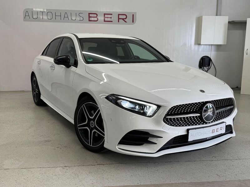 Weiß Gebraucht 2022 Mercedes A200 AMG Limousine | 25.499 € (Guter Preis) - Bild 1/4