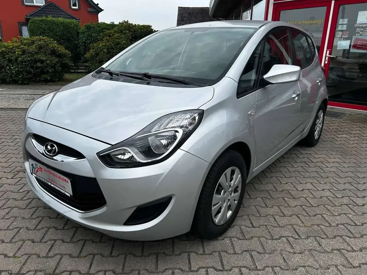 Gebraucht Hyundai ix20 Edition 90 PS (66 kW) 2012 Silber Kleinwagen