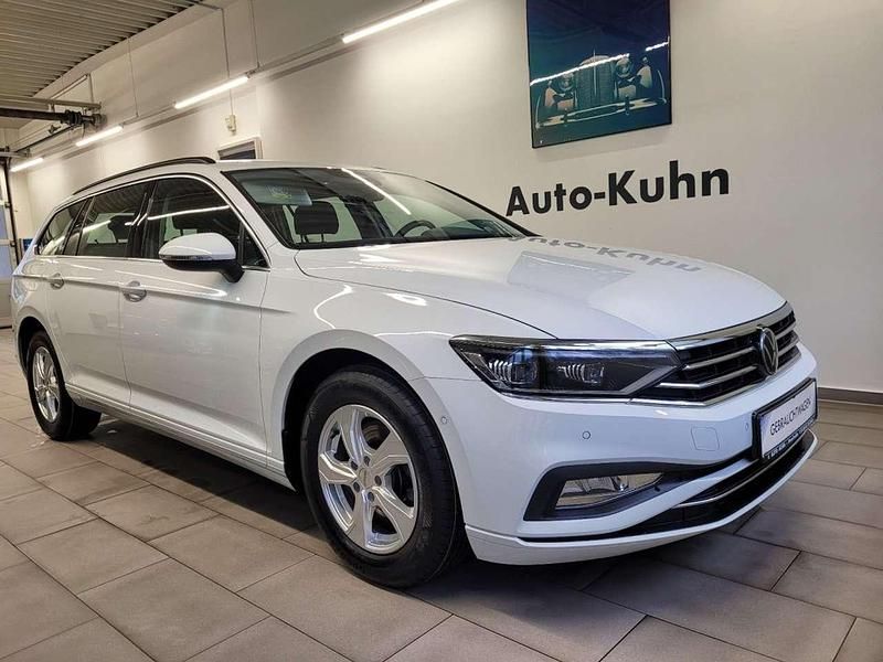 Gletscherweiß metallic Gebraucht 2023 VW Passat Business Kombi | 26.400 € (Fairer Preis) - Bild 1/4