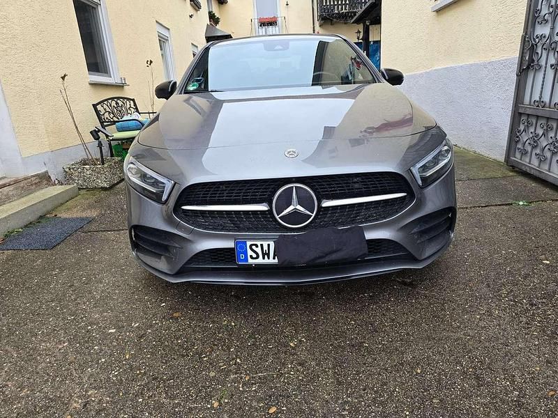 Grau Gebraucht 2022 Mercedes A250 AMG line Limousine | 30.500 € (Guter Preis) - Bild 1/4
