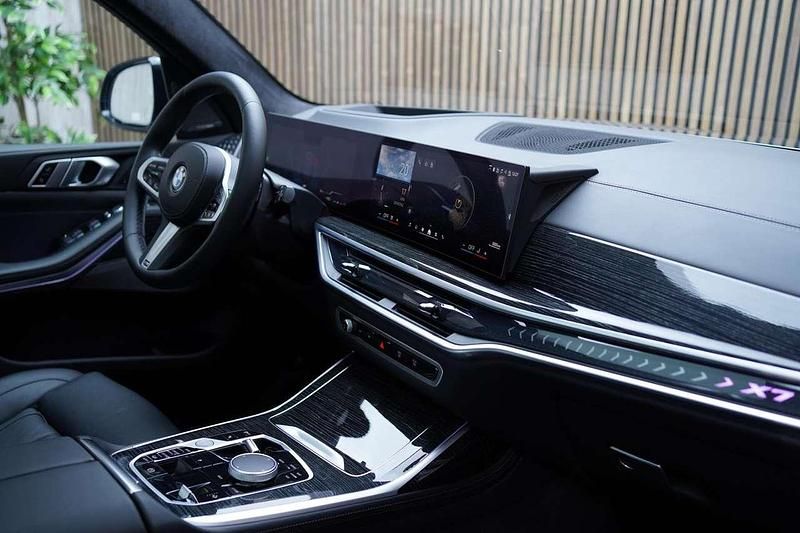 Gebraucht BMW X7 M Sport 352 PS (258 kW) 2024 Skyscraper grau metallic SUV