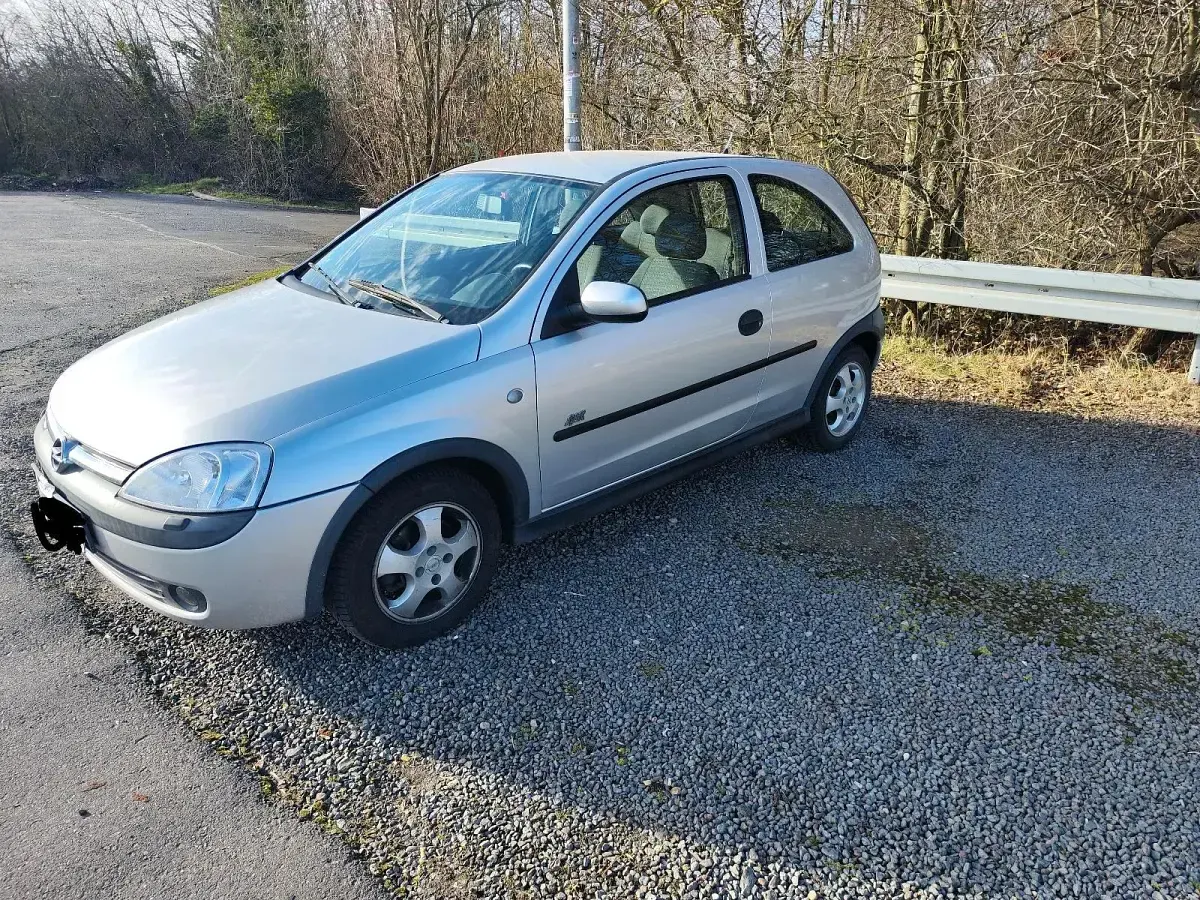 Używany Opel Corsa 90 KM (66 kW) 2002 Srebrny Hatchback