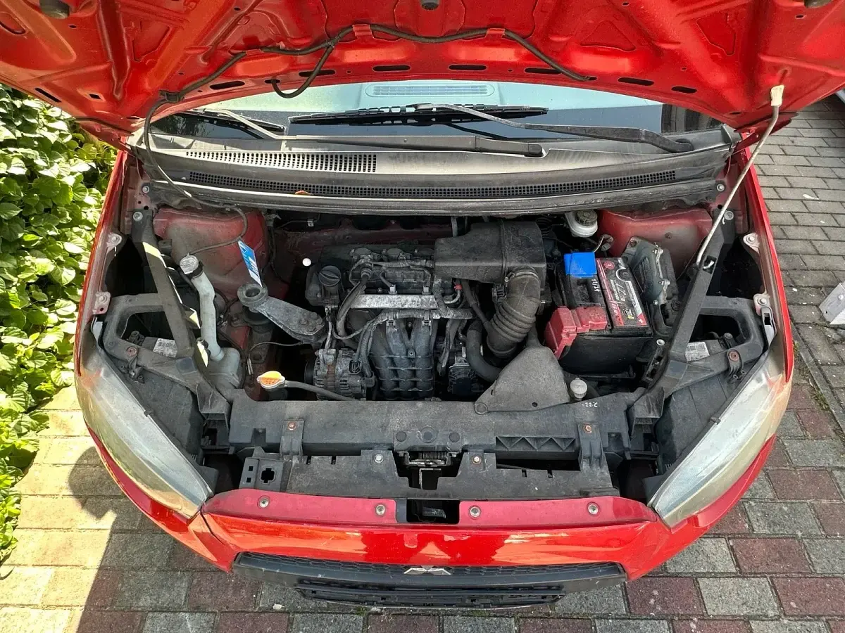 Gebraucht Mitsubishi Colt 75 PS (55 kW) 2009 Rot Kleinwagen