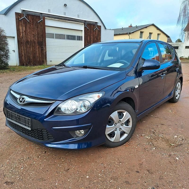 Gebraucht Hyundai i30 Comfort 109 PS (80 kW) 2011 Blau Kleinwagen
