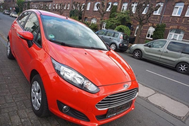 Używany Ford Fiesta Trend 75 KM (55 kW) 2015 Czerwony Sedan/Limuzyna