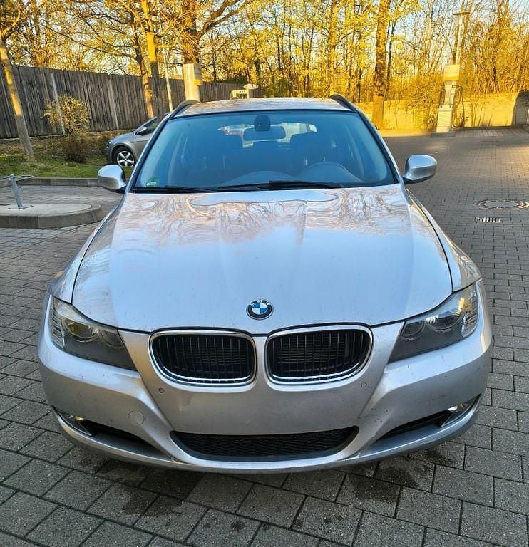 Gebraucht BMW 318 143 PS (105 kW) 2011 Silber Limousine