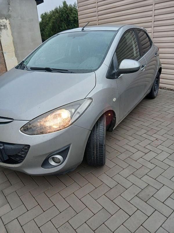 Silber Gebraucht 2012 Mazda 2 Edition Kleinwagen | 1.990 € (Superpreis) - Bild 1/4