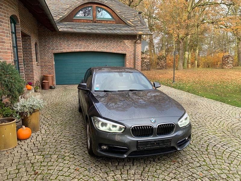 Grau Gebraucht 2018 BMW 116 Sport Line Kleinwagen | 7.700 € (Fairer Preis) - Bild 1/4