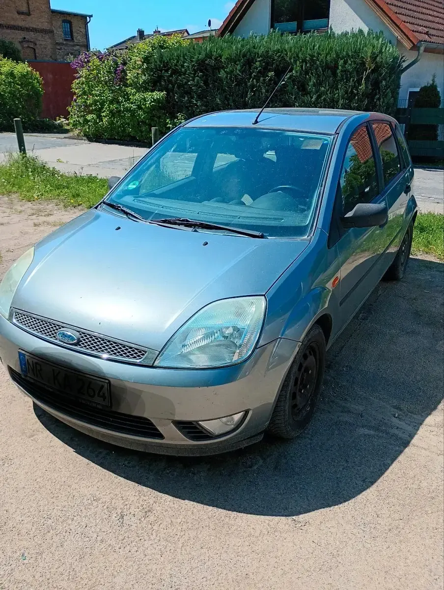 Używany Ford Fiesta 100 KM (73 kW) 2002 Srebrny Hatchback